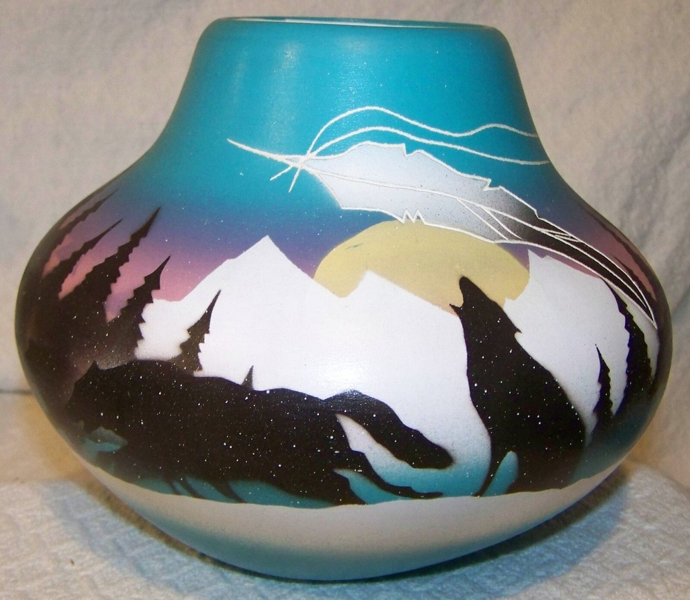 HOZONI NAVAJO POTTERY POT