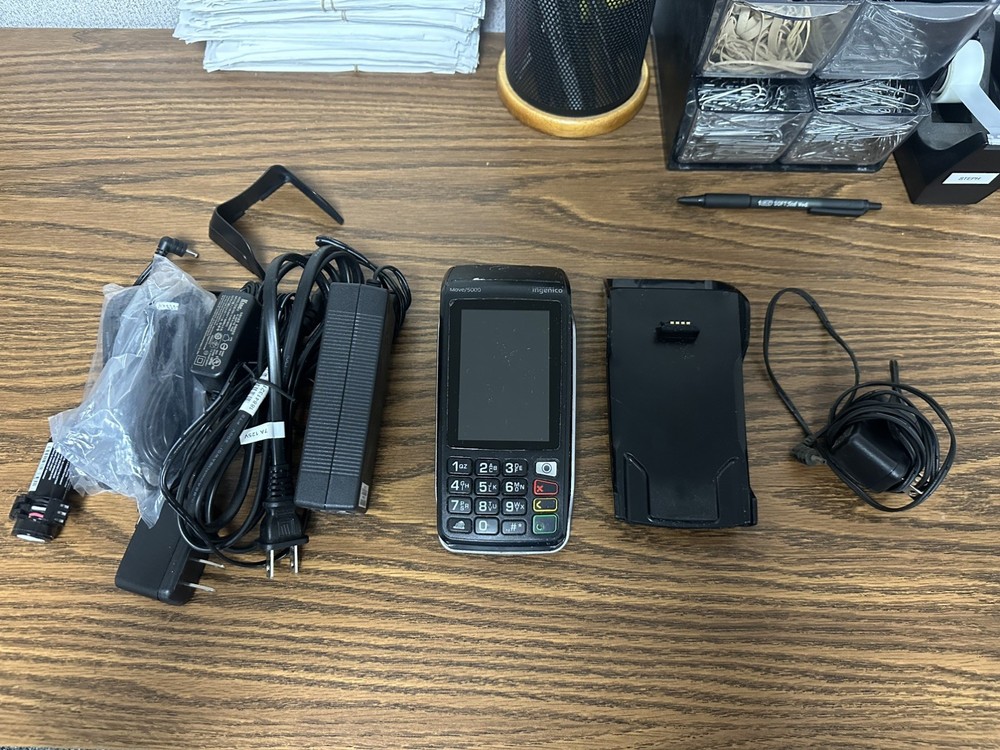 Ingenico Move 5000 w/ Base