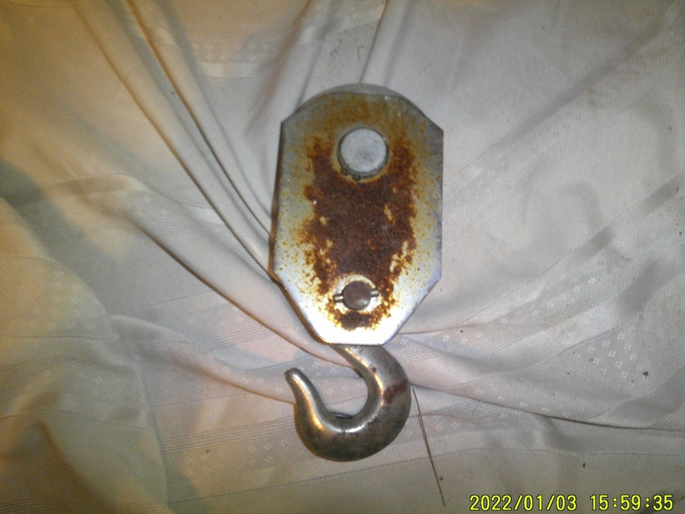 OLD STEEL SINGLE HOOK ROPE PULLY