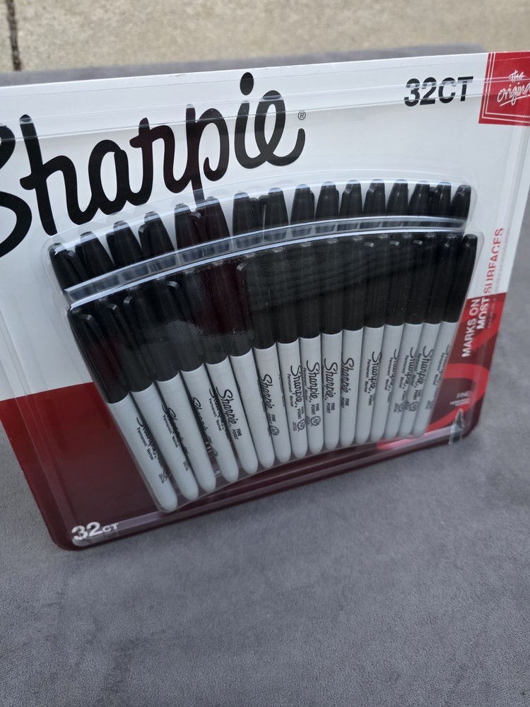 SHARPIE Permanent Markers Fine Point 32 Count Black