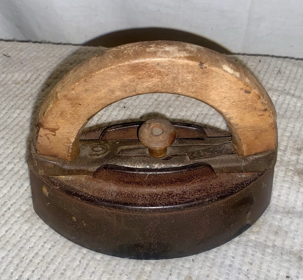 ANTIQUE "C" SAD IRON w/REMOVEABLE WOODEN HANDLE