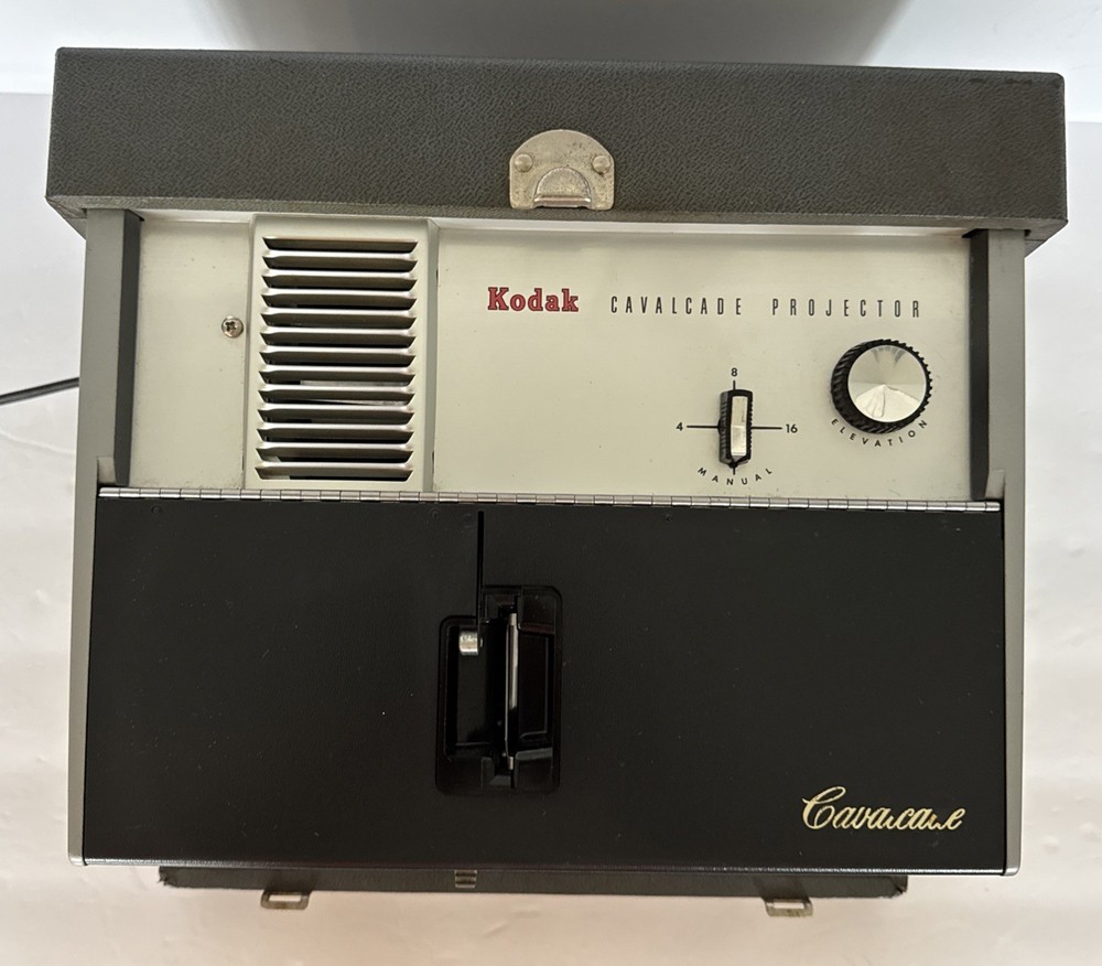 Kodak Projector 35 MM Cavalcade 510 Slide Remote And Case Powers On Untested