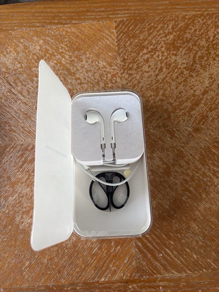 32 GB iPod Touch Container With Earbuds (Never Used)