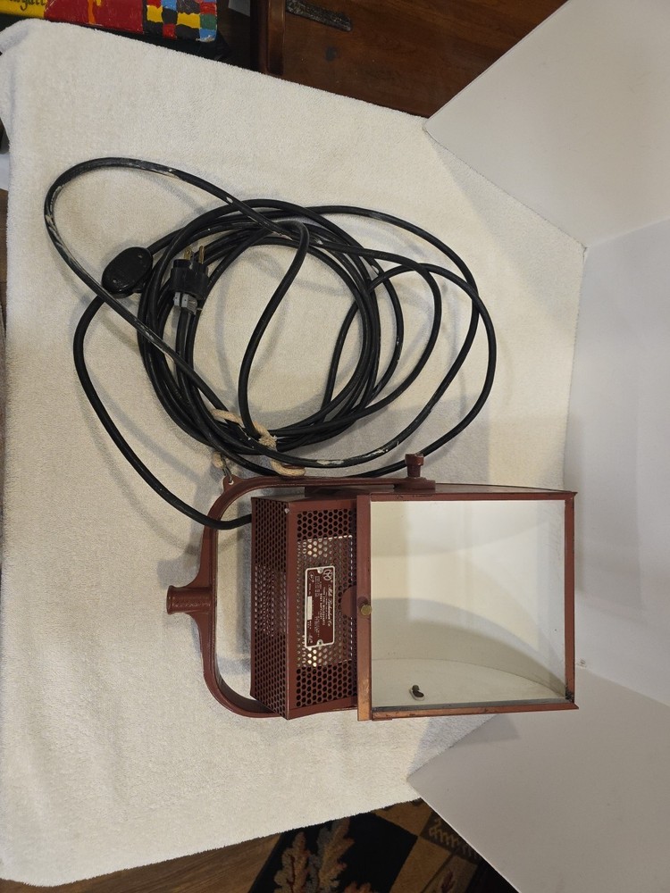 Mole Richardson Type 2581 Baby 800 Watt Molequatz  Softlight Nice Pre-Owned