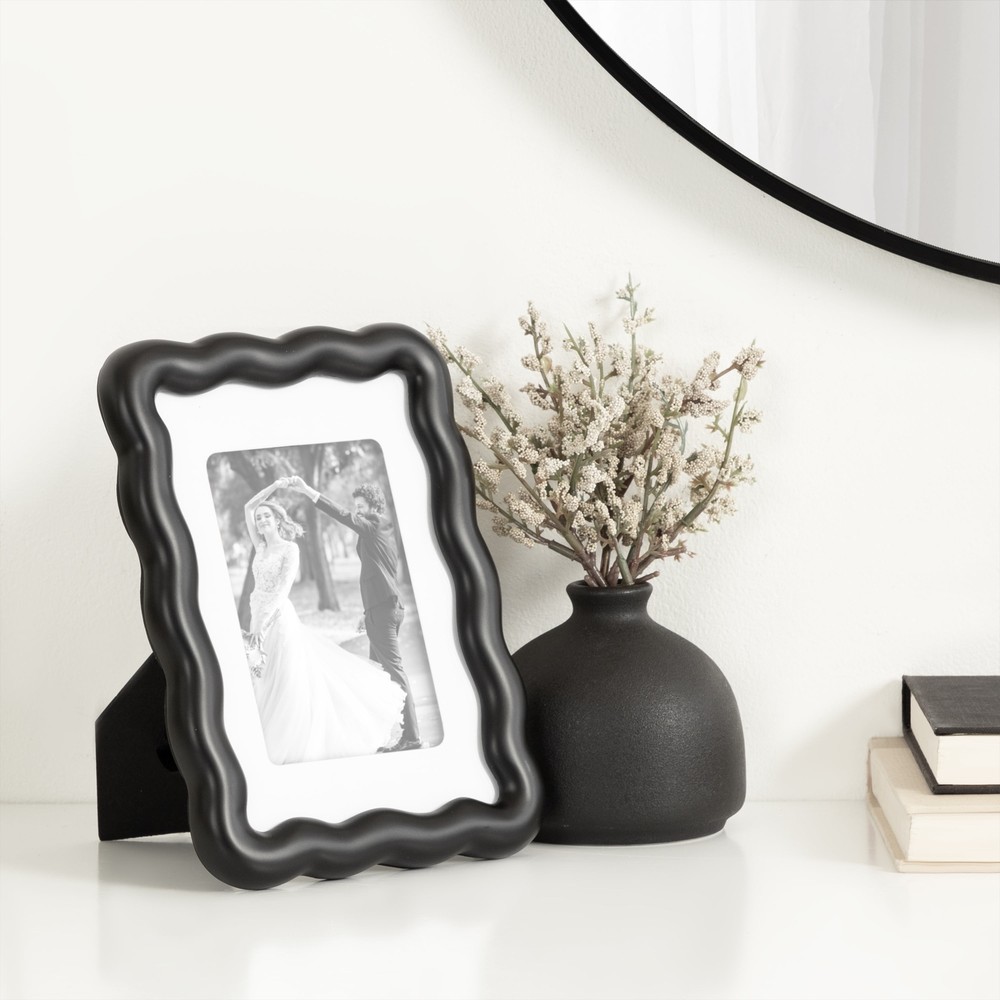 5x7 Wavy Black Picture Frame