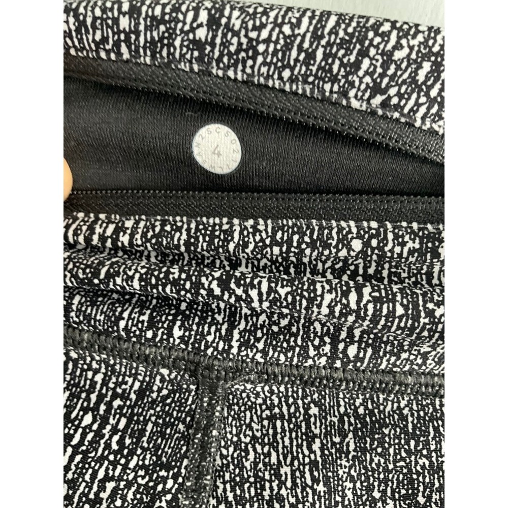 Lululemon Size 4 Speed Up Tight 28 Full-On Luxtreme Black White Static Pattern