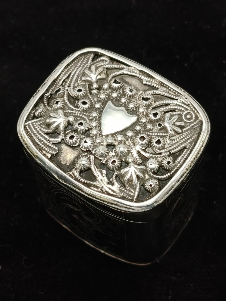 19th Century Dutch Loderein Scent Snuff Solid Silver Repousse Hinged Lid Box