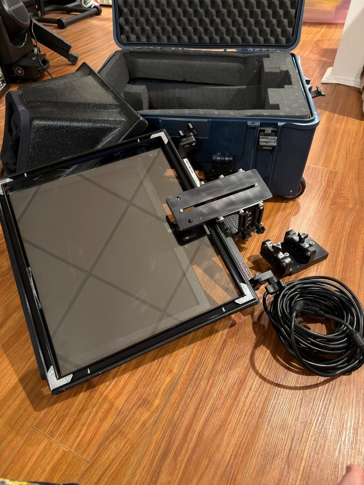 Telmax T2 17" Teleprompter w/ rolling hard case
