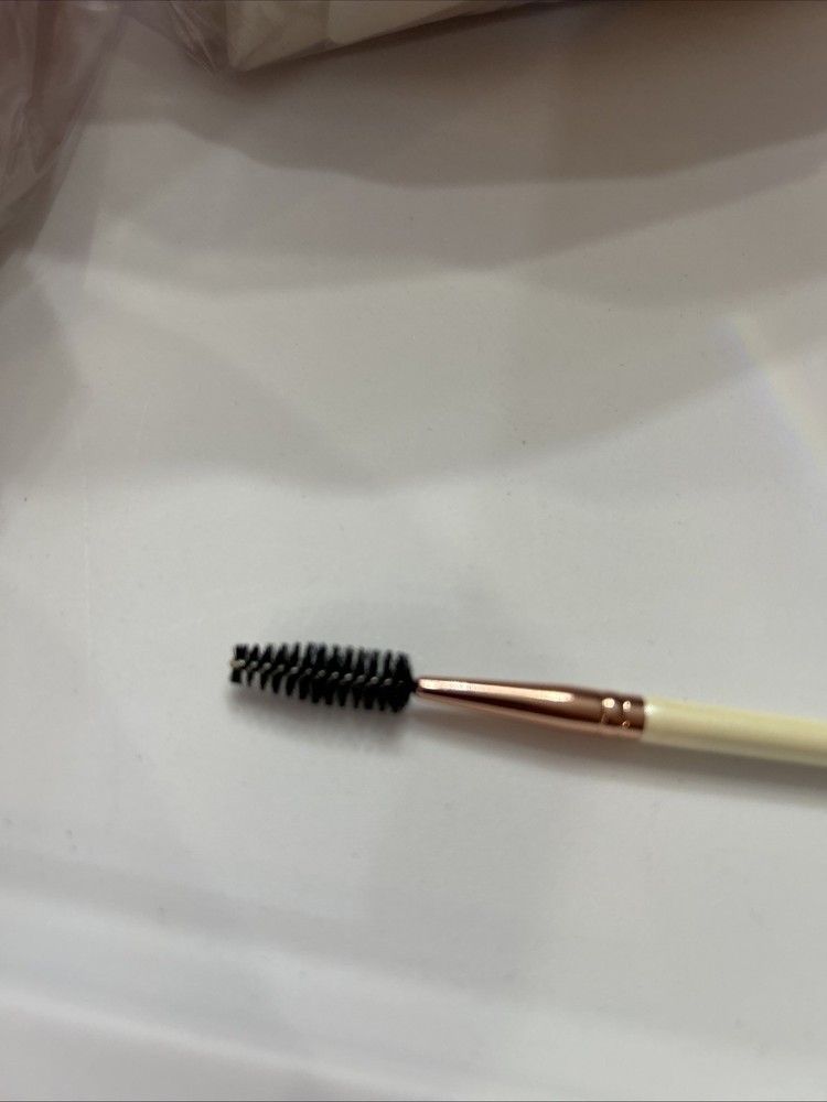 This double-sided eyebrow and eyelash tool