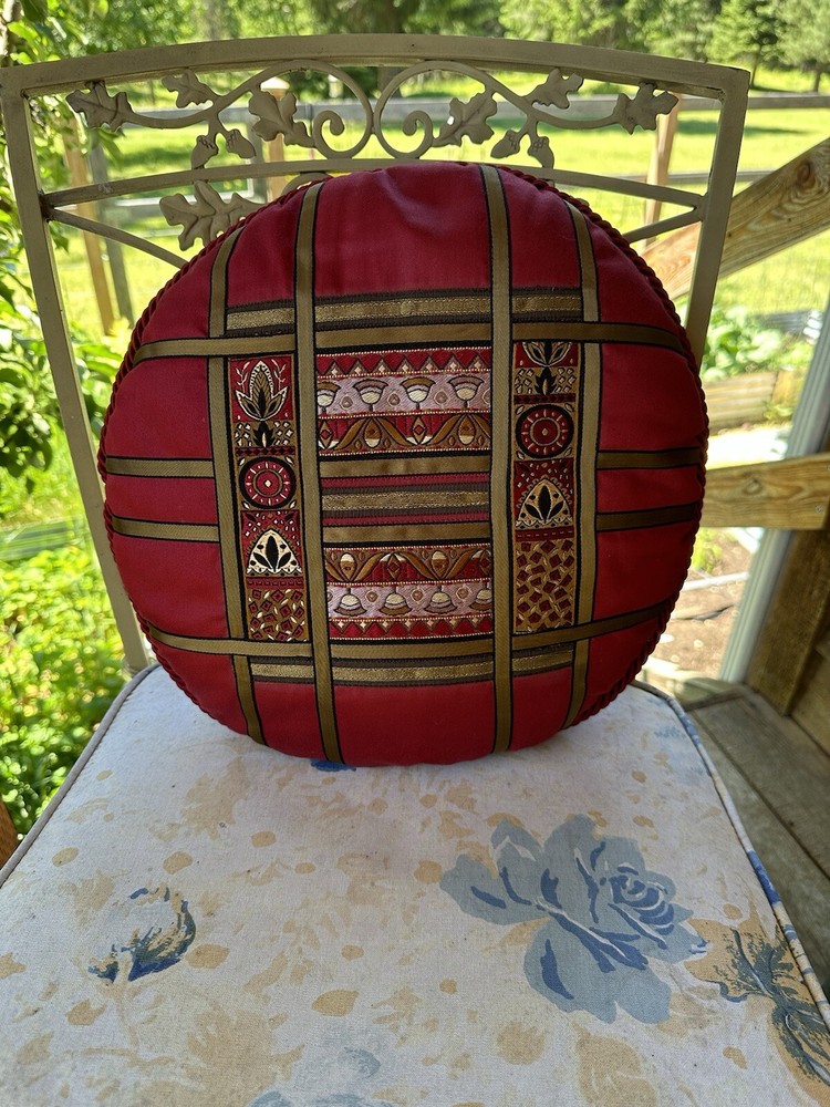 Decorative Round Pillow/ Tapestry With Silk Threading