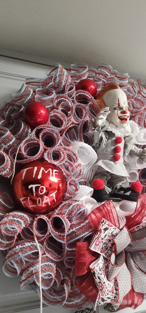 Animated "IT" - PENNYWISE Wreath 26"