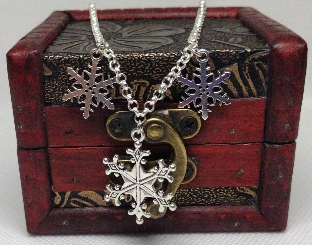 Ethereal Snowflake Choker Necklace - Delicate Winter Elegance