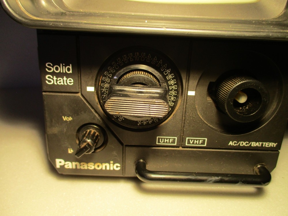 Vintage Panasonic Solid State Portable TV TR-555 1978