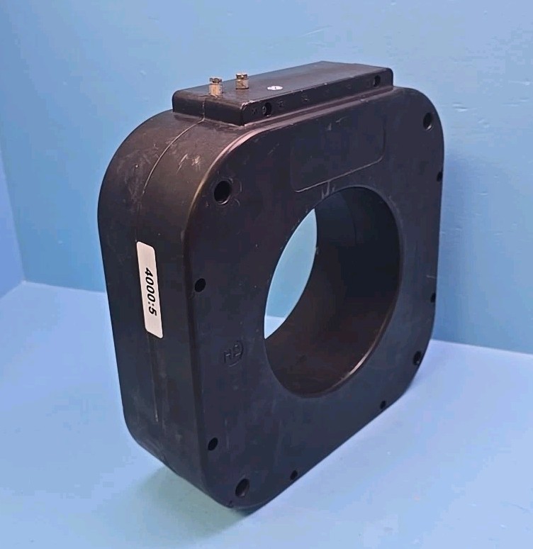 Square D 152R-402 4000:5 600V Current Transformer