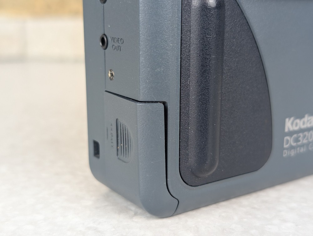Kodak DC 3200 1.0MP Digital Camera With Case & MEMORY CARD