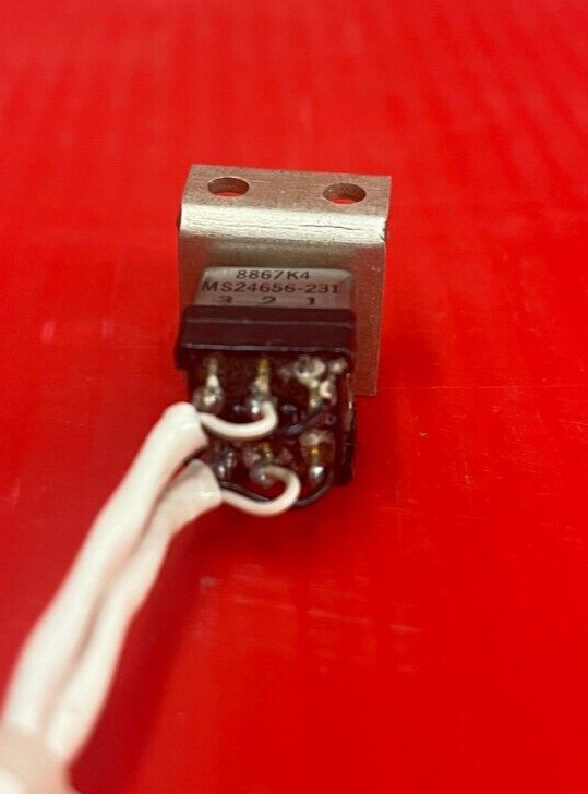 TOGGLE SWITCH DPDT MS24656-231 - 8867K4 - CUTLER-HAMER