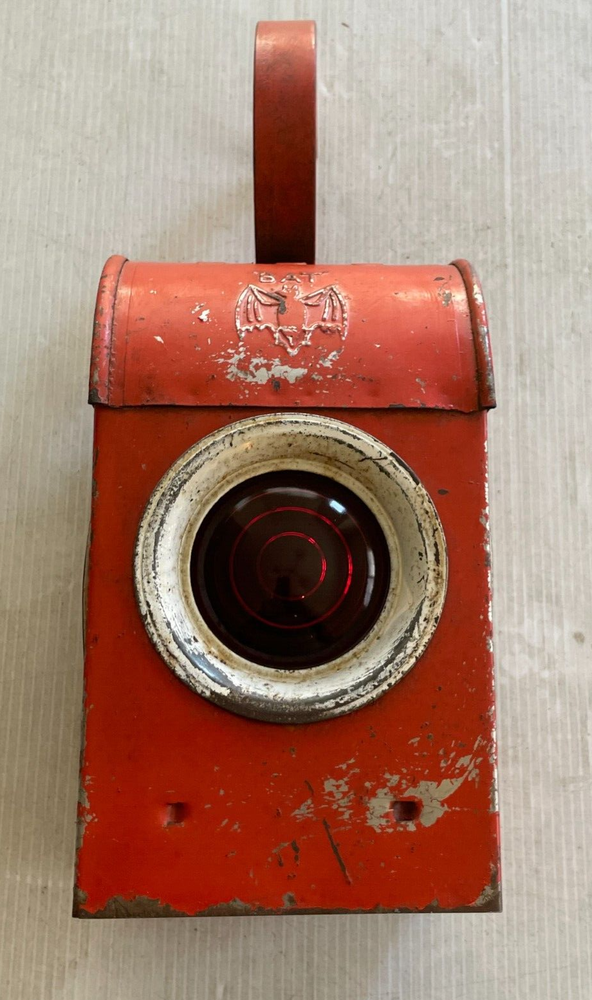 VINTAGE BATCHLEE "LBS BAT" BRITISH ROADWORKS SAFETY PARAFFIN LANTERN