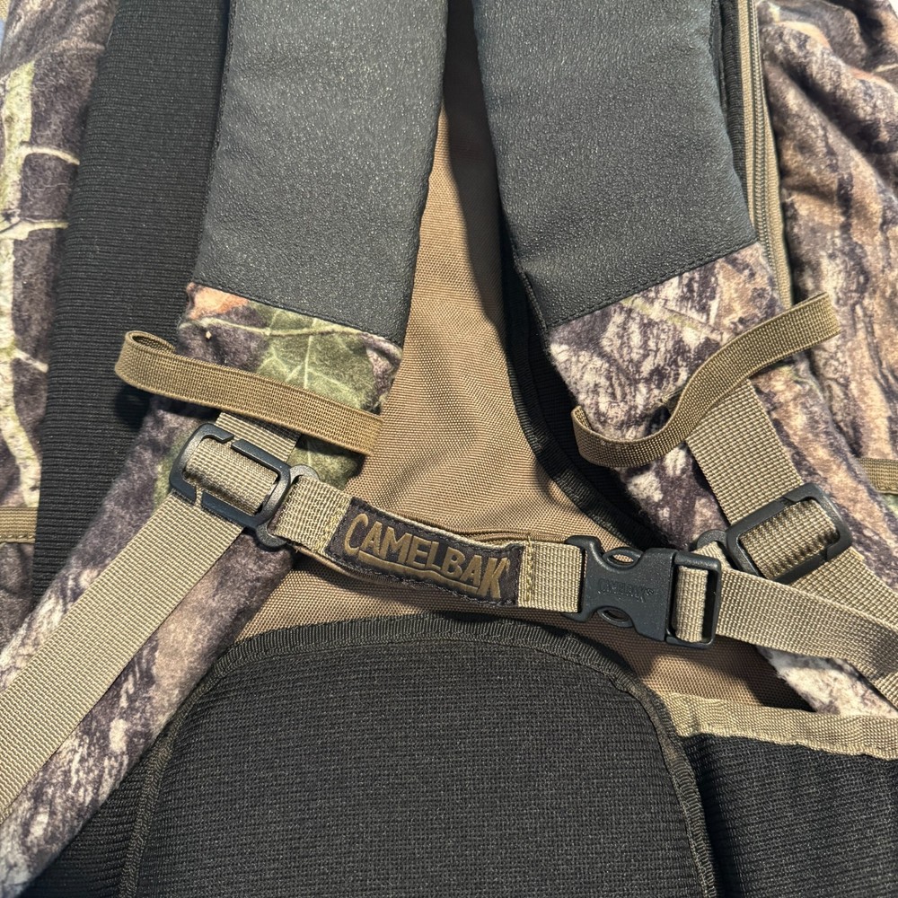 (TORN STRAP) Camelback Maximum Gear Motherlode Backpack Camouflage Hunting