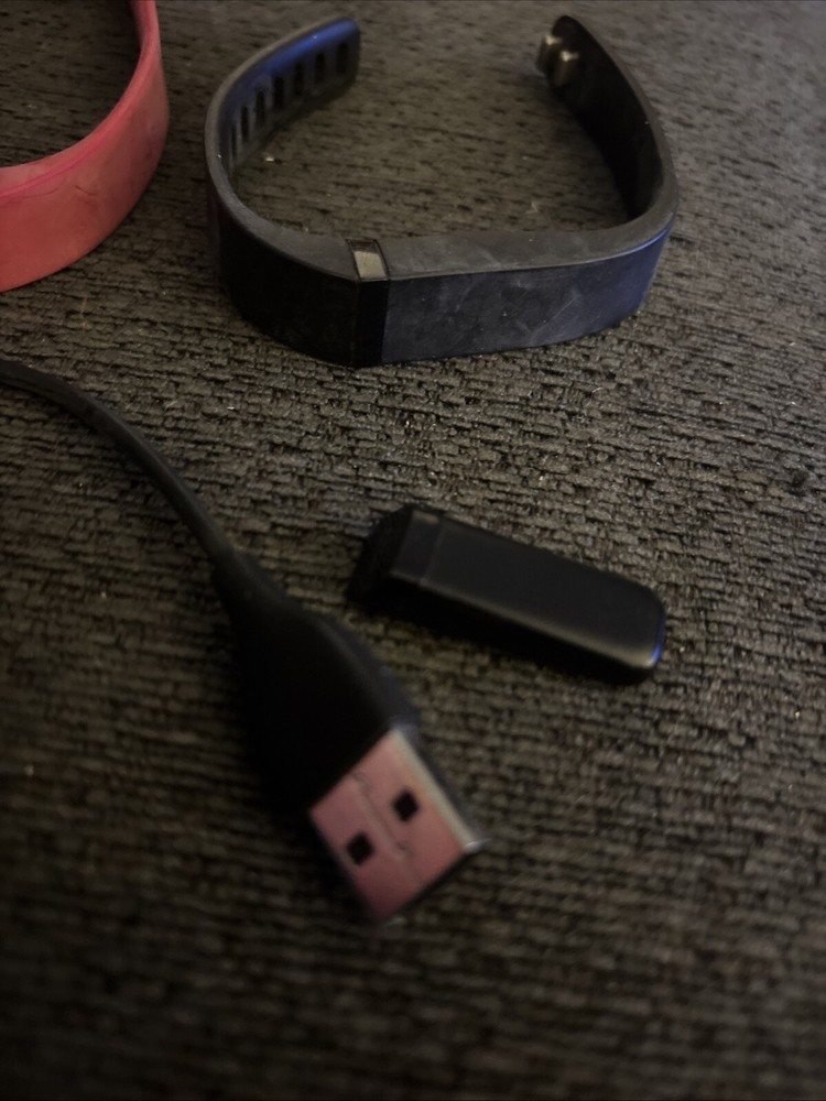 Fitbit Wireless Activity and Sleep Tracker FB401 2 Bands