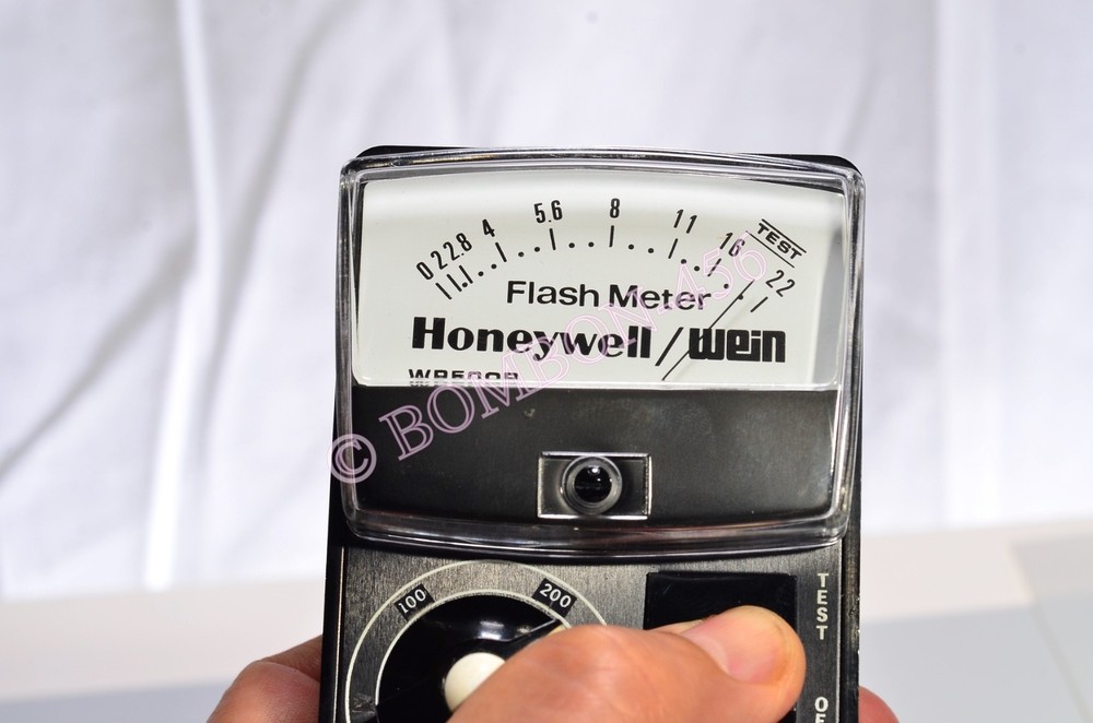 WEIN WP500B FLASHMETER W/ORIGINAL STORAGE CASE & MANUAL ALL IN MINT CONDITION.
