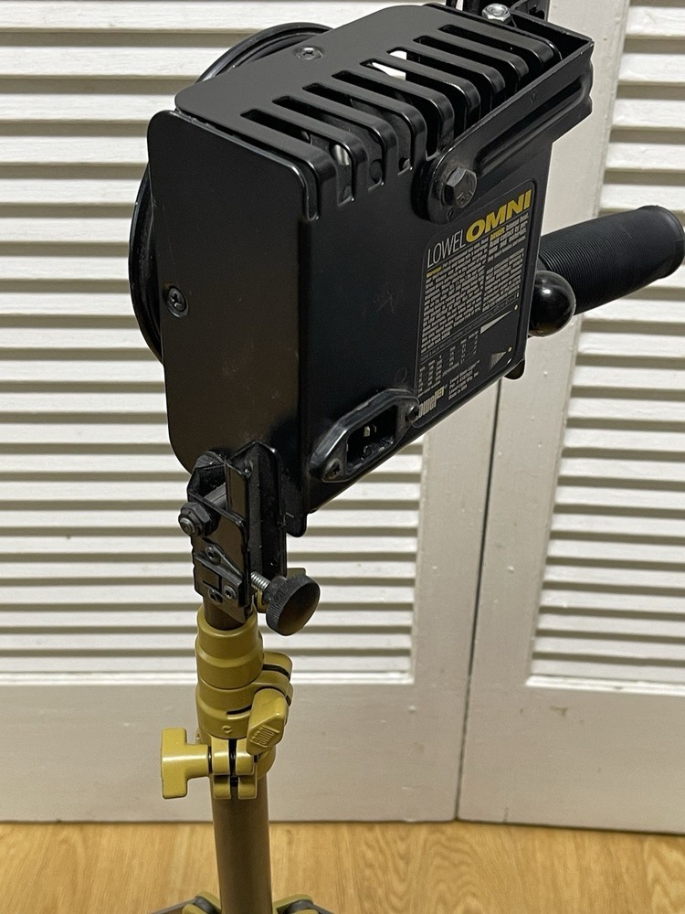 Lowel Omni Light And Stand Needs Bulb
