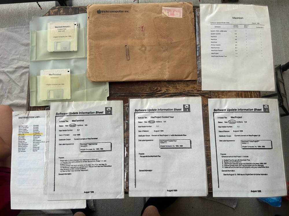 Original Apple internal Macintosh software update floppy disks & docs 1986