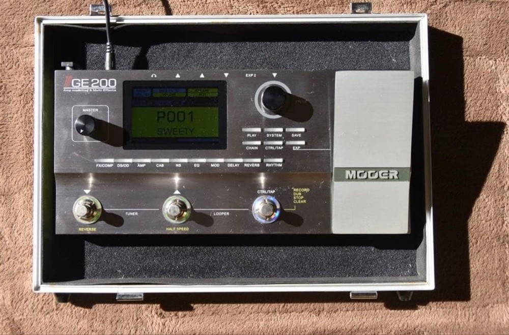 Mooer GE200 Multi-Effects Unit (With Hard Case)