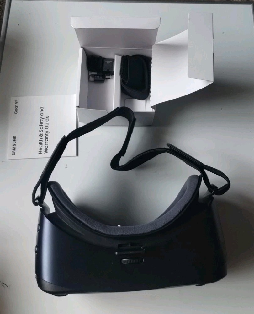 Samsung Gear VR Headset with Oculus