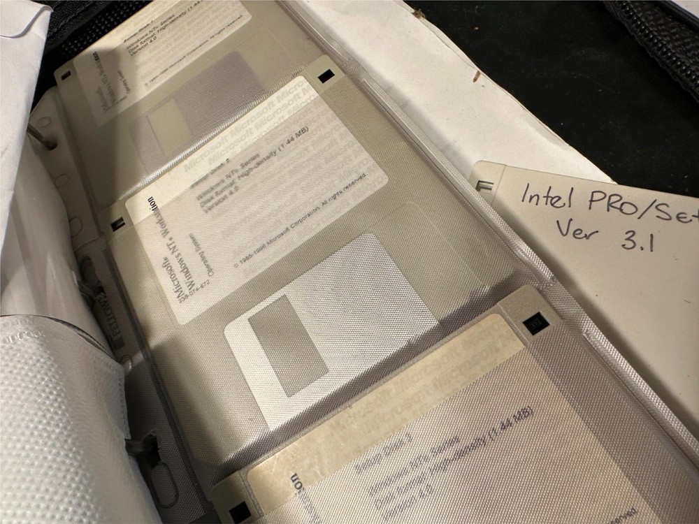 2 Microsoft Technet Plus CD Subscription Binder 76 Discs Early 2000s + Extras