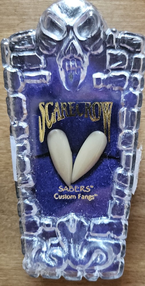 SCARECROW VAMPIRE SABER FANGS