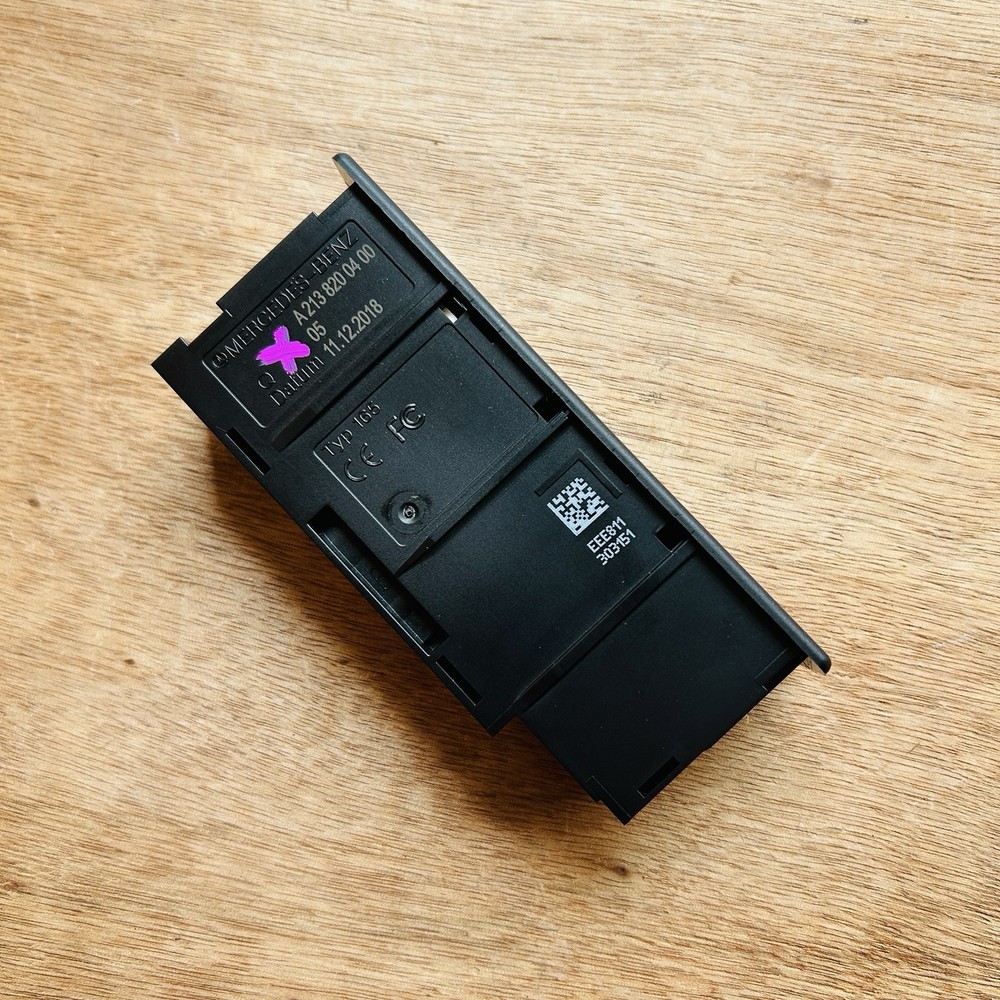 Genuine Mercedes OEM card reader USB connection module unit socket A2138200400