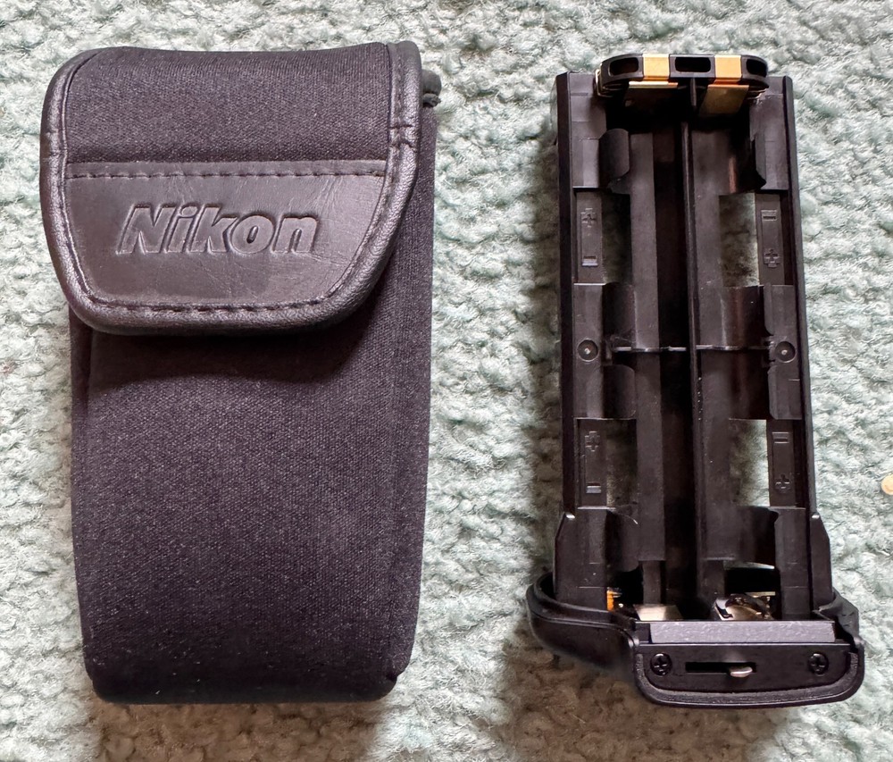 Nikon MS-D10 AA Battery Holder with case