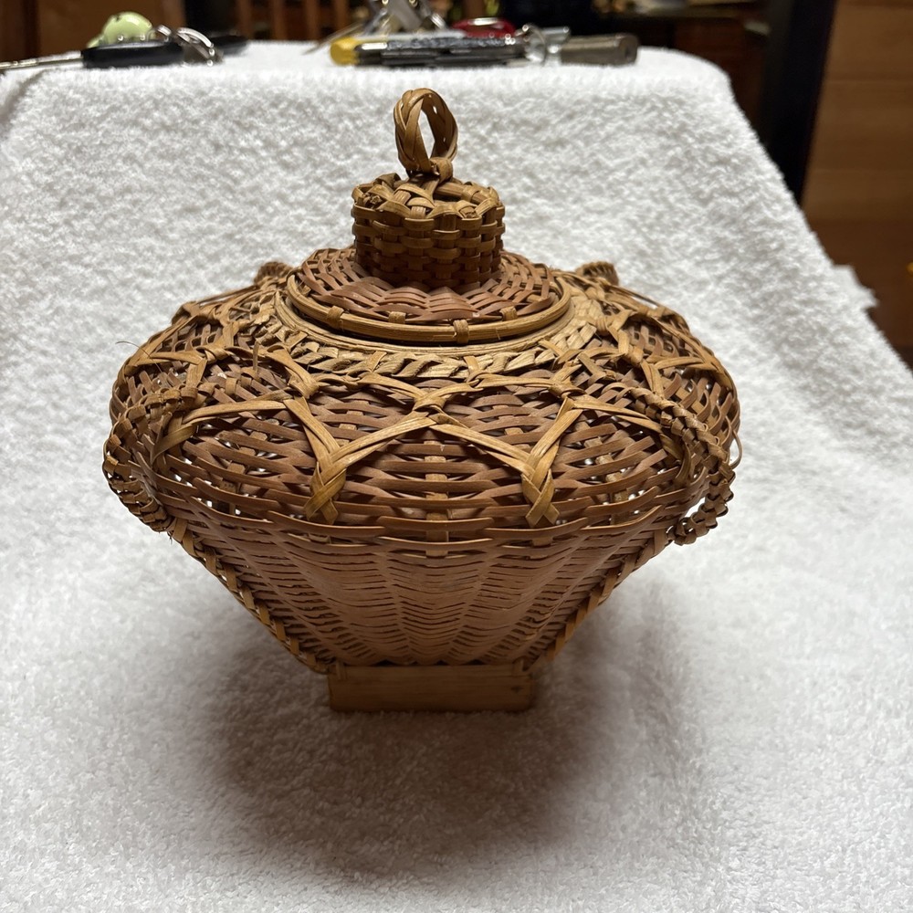 Vtg Wicker Rattan Basket With Lid Handle Footed See description