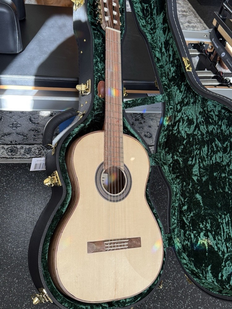 4/4 Classical Guitar Spruce Walnut 6 String with Case Right-Handed