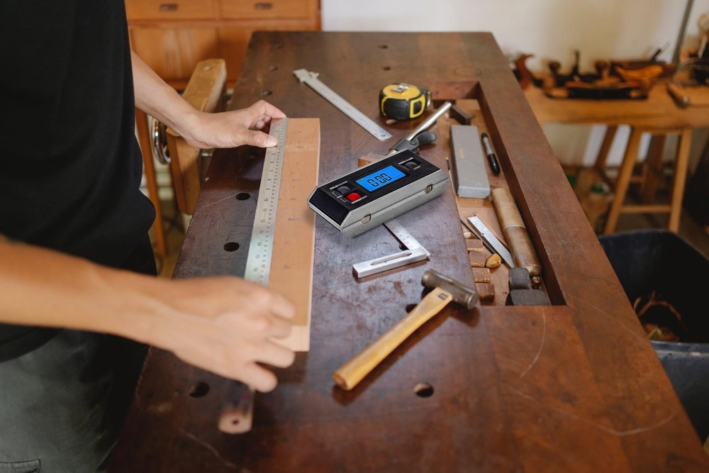 Black V-Groove Digital Angle Finder with Backlight Display - High-Precision I...