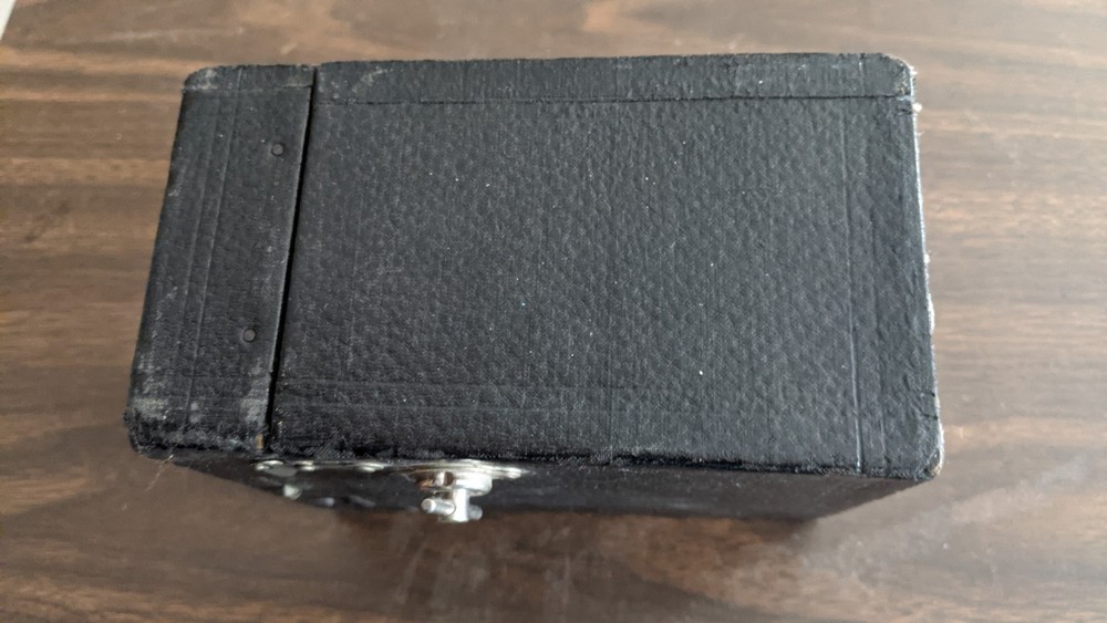 VINTAGE KODAK BROWNIE 2A BOX CAMERA--UNTESTED