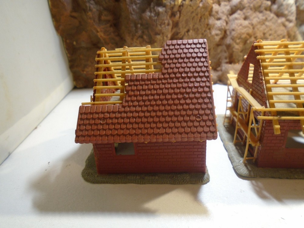 HO SCALE HOUSING DEVELOPMENT WITH 3 HOUSES IN DEVELOPMENT 5-162-5