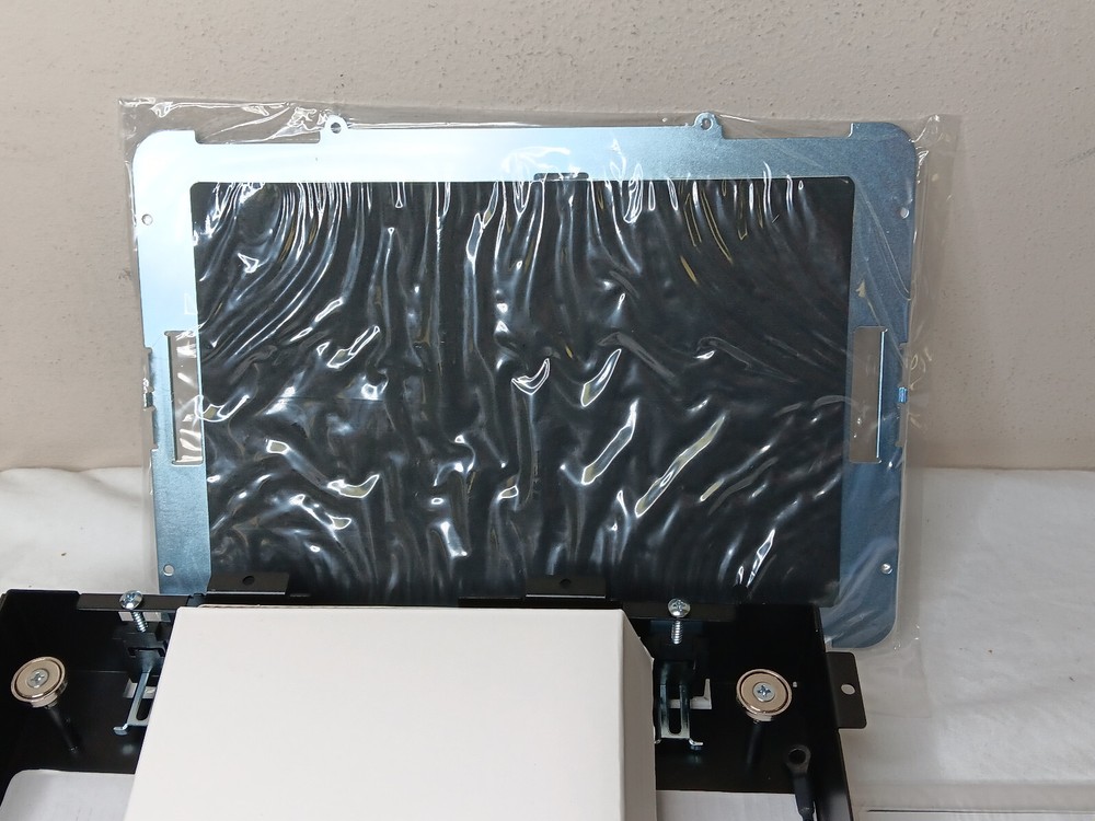 iPort 70095 Wall Mount - White