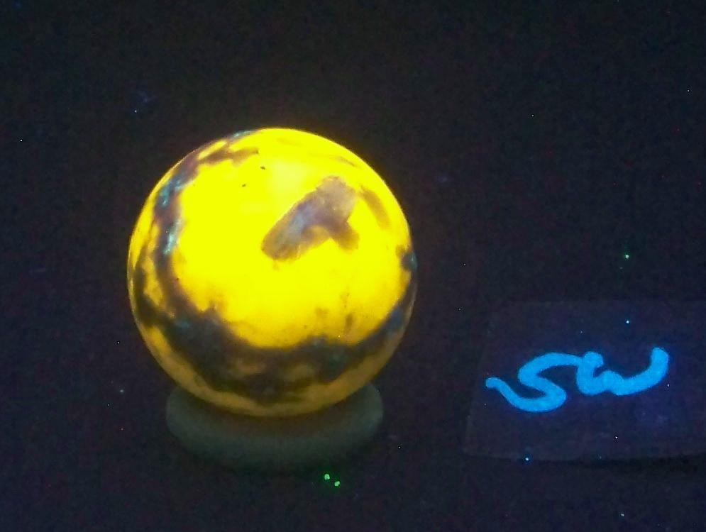 Fluorescent Wernerite 32mm Sphere for UV Collection 6538