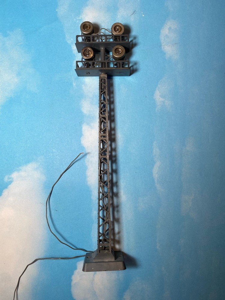 Vintage HO scale wired 4 Light Rail yard Floodlight. ***Read***