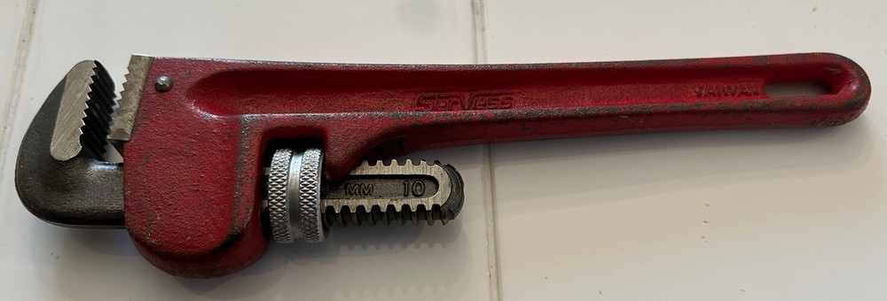 VINTAGE SERVESS 10" PIPE WRENCH