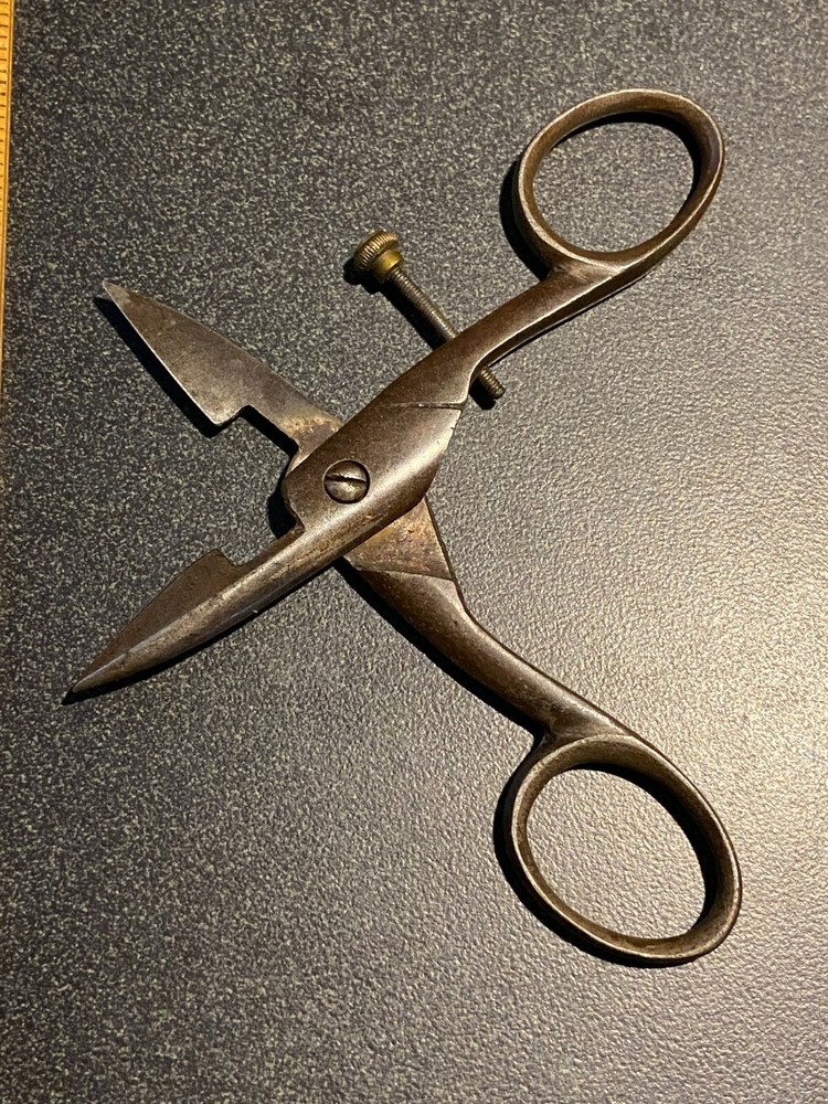 Vintage Adjustable Scissors 4 1/4"