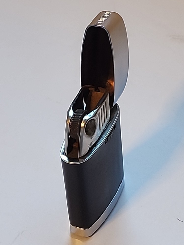 Vintage Ronson Lighter Black Silver Cigarette Lighter