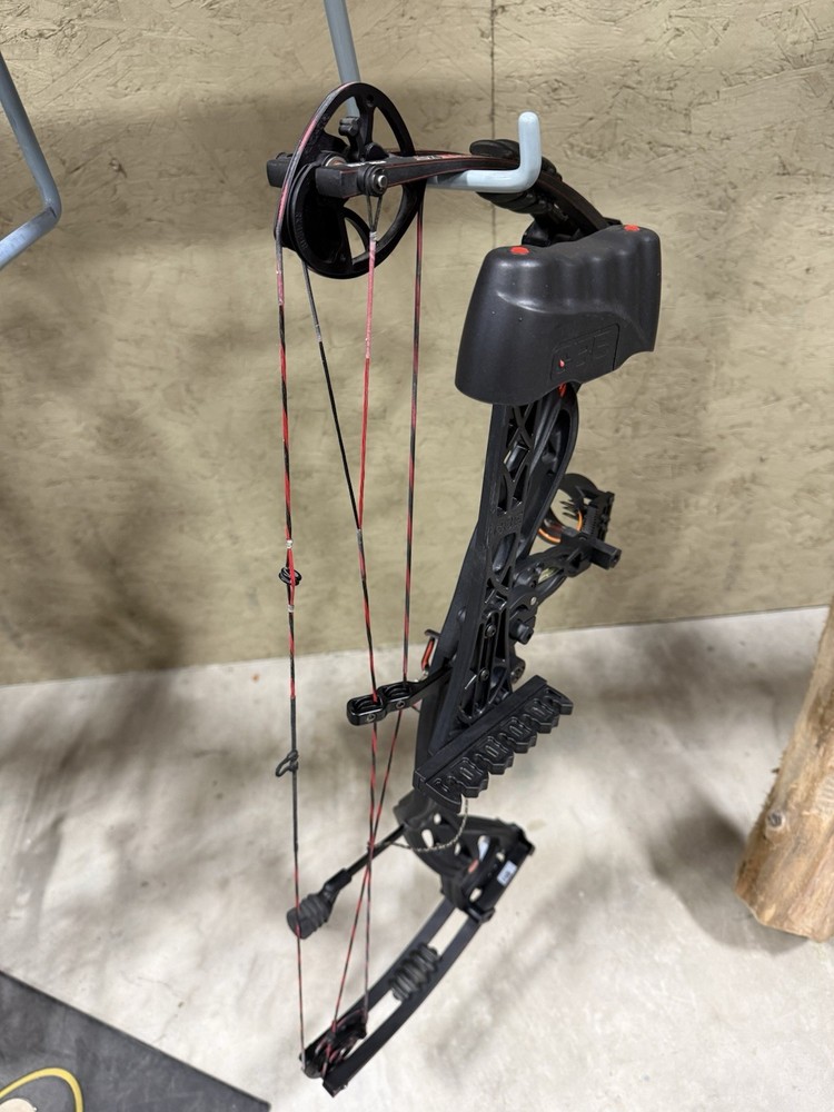 Used Hoyt Rampage XT RH PKG 70lbs