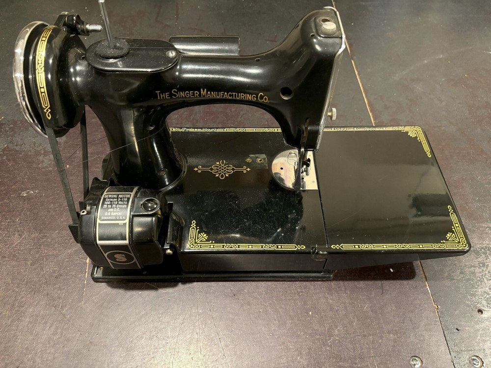 SINGER 221K Featherweight Sewing Machine