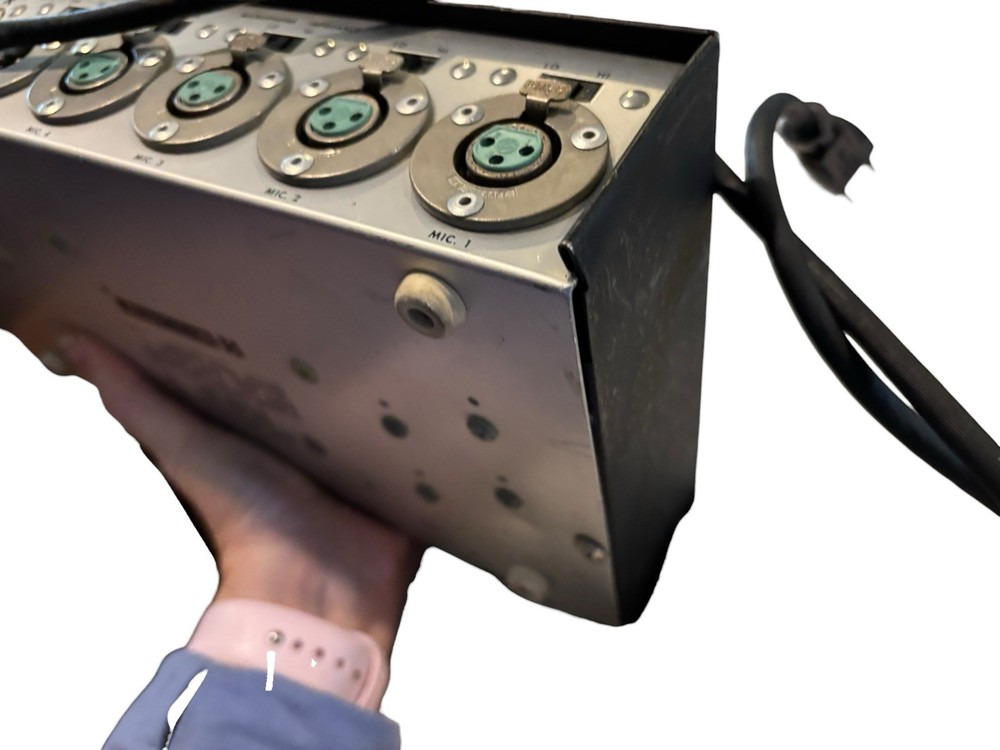 Shure M688 hi/low microphone mixer powers on