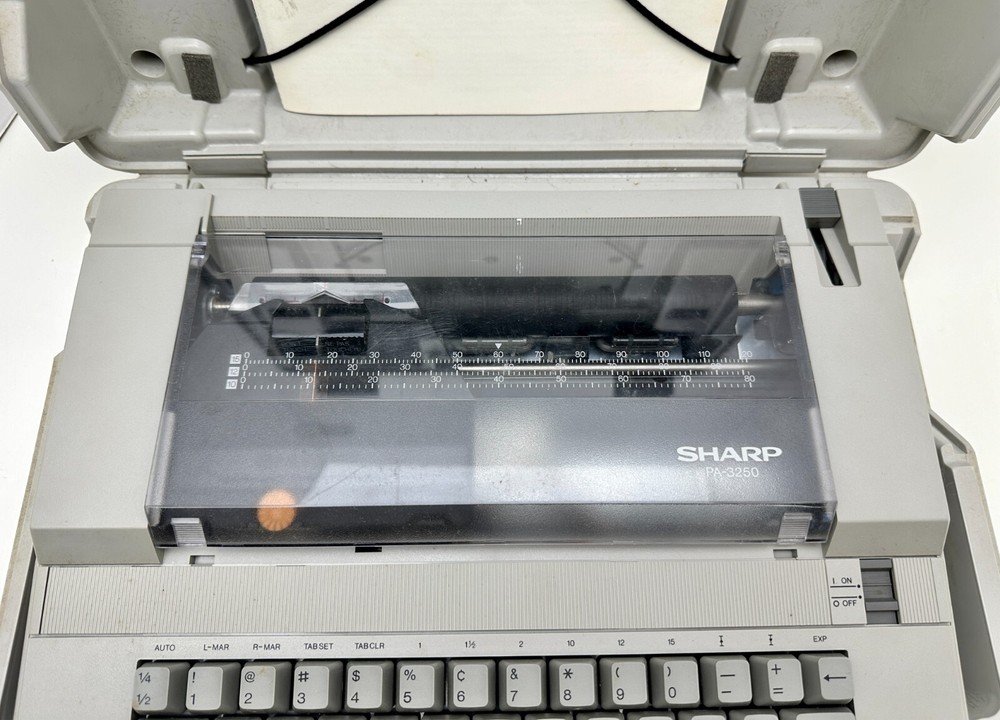 Sharp PA-3250 Electronic TypeWriter 12w Portable With Case Works
