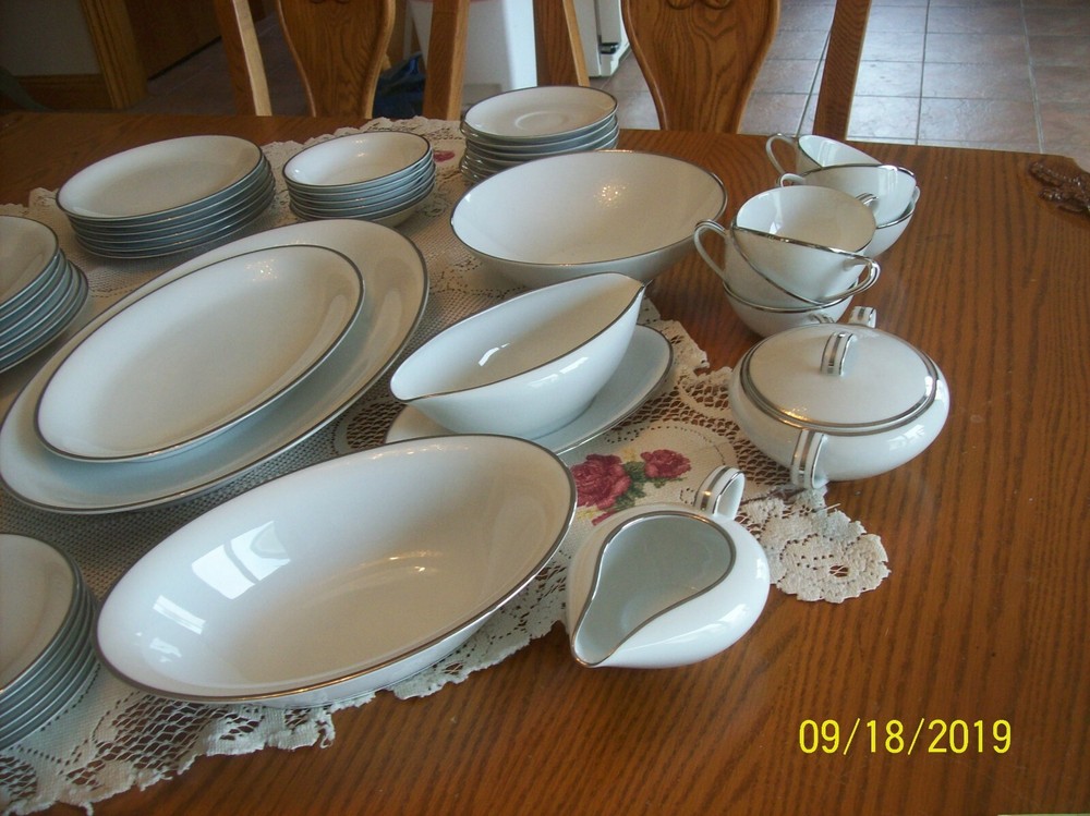 Noritake Fine China Silverdale Pattern 5594 Pompadour Shape 51 Piece Grouping
