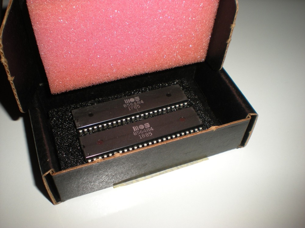 MOS 8564R4 Composite NTSC (not PAL) 40 column Commodore 128 video chip. 8564 R4