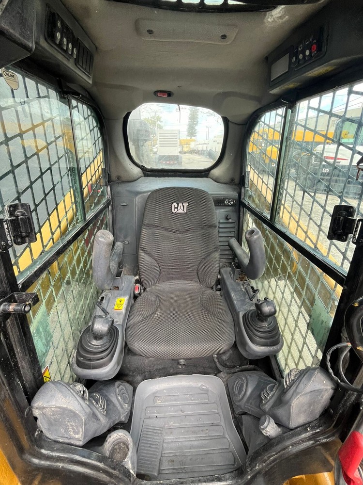 2015 Caterpillar 226D Enclosed Cab Skid Steer Loader